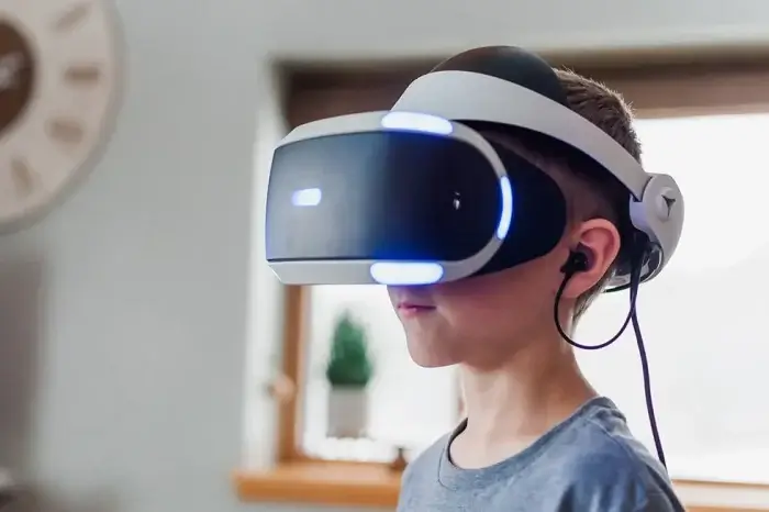 Kind mit VR Brille auf dem Kopf