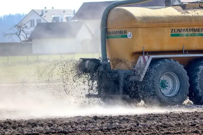 Als Dünger wird Gülle eingesetzt - eine Mischung aus Kot und Urin von Tieren aus der Landwirtschaft.