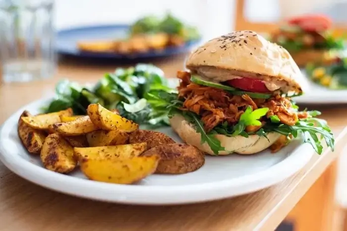 pulled jackfruit burger mit kartoffelecken