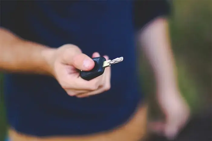 mann hält schluessel in der hand