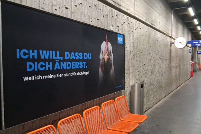 PETA Schweiz Plakatkampagne "Ich will, dass du dich änderst" mit Huhnmotiv